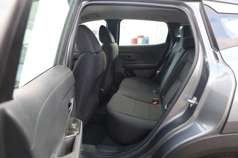 Nissan Kicks Vehicle Full-screen Gallery Image 21