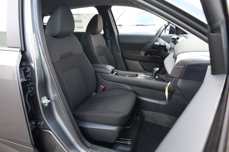 Nissan Kicks Vehicle Full-screen Gallery Image 24