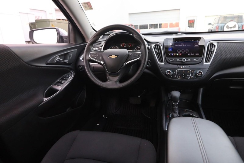 Chevrolet Malibu Vehicle Full-screen Gallery Image 21