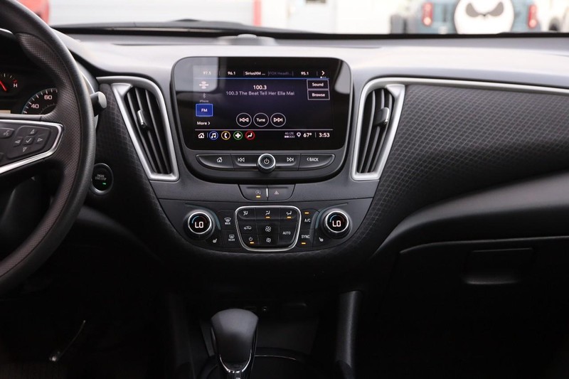 Chevrolet Malibu Vehicle Full-screen Gallery Image 23