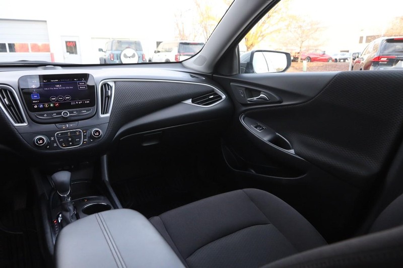 Chevrolet Malibu Vehicle Full-screen Gallery Image 24