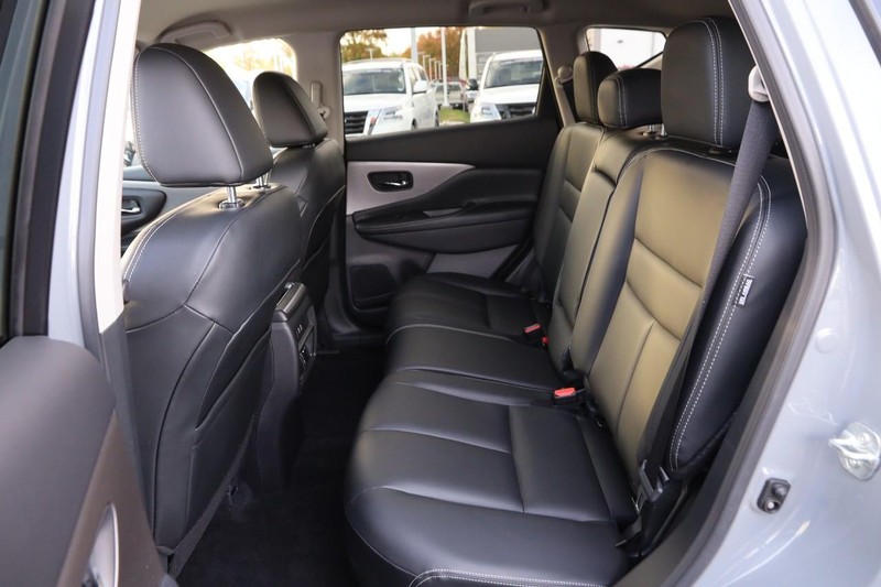 Nissan Murano Vehicle Full-screen Gallery Image 9