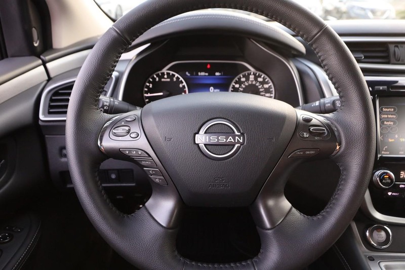 Nissan Murano Vehicle Full-screen Gallery Image 10