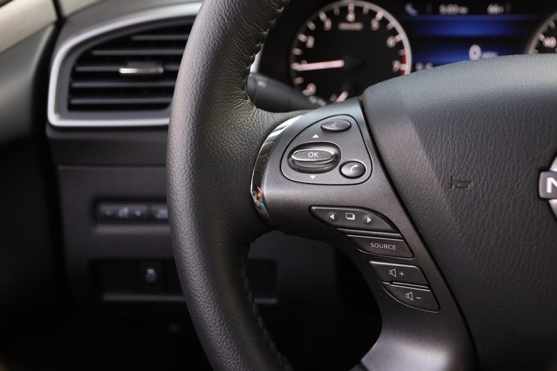 Nissan Murano Vehicle Full-screen Gallery Image 11