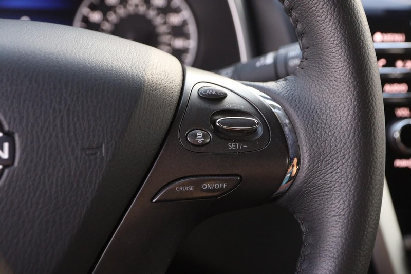 Nissan Murano Vehicle Full-screen Gallery Image 12