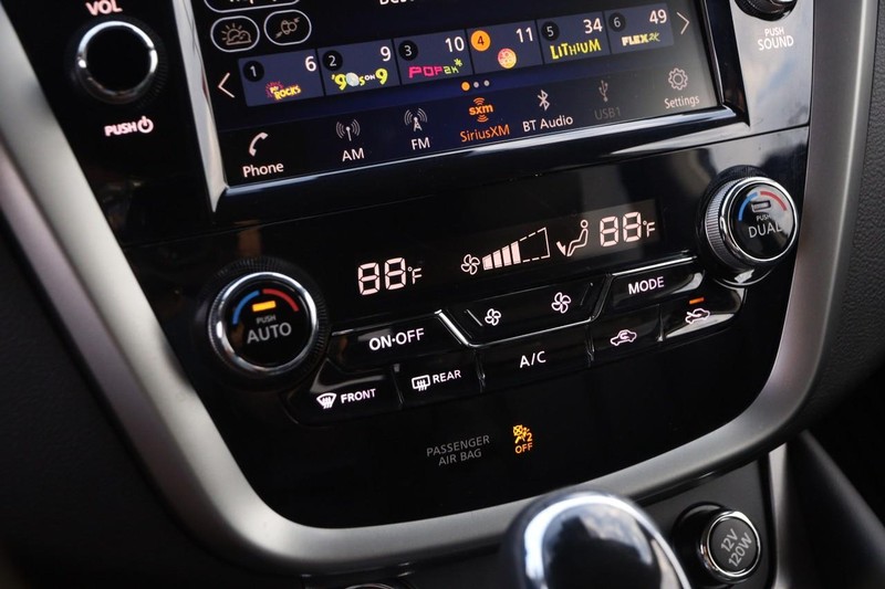 Nissan Murano Vehicle Full-screen Gallery Image 17