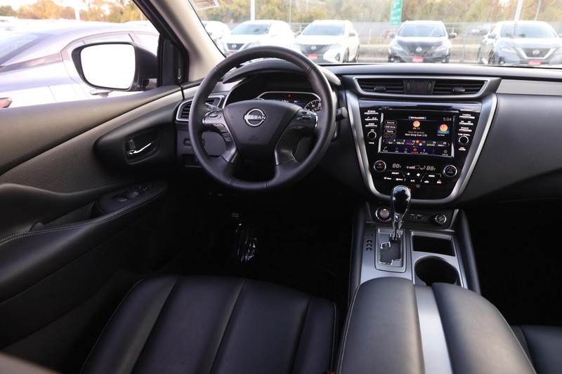 Nissan Murano Vehicle Full-screen Gallery Image 21