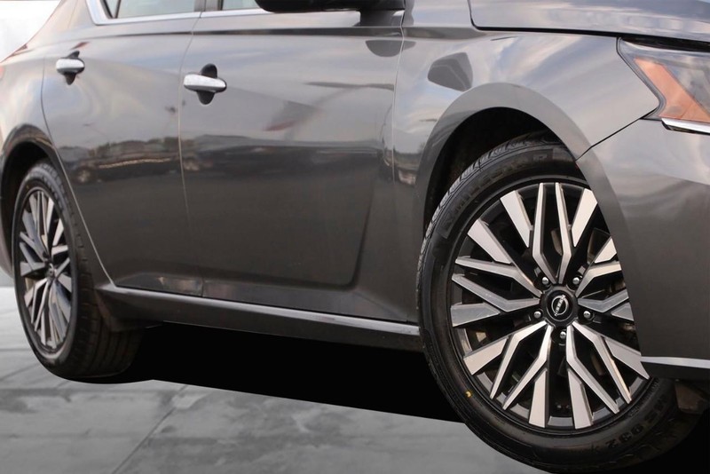 Nissan Altima Vehicle Full-screen Gallery Image 3