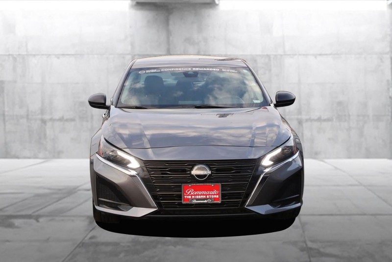 Nissan Altima Vehicle Full-screen Gallery Image 4