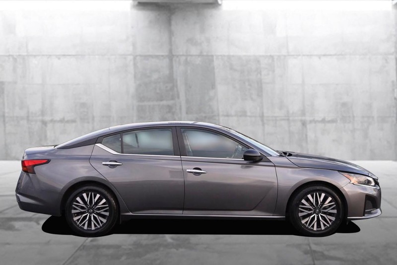 Nissan Altima Vehicle Full-screen Gallery Image 5