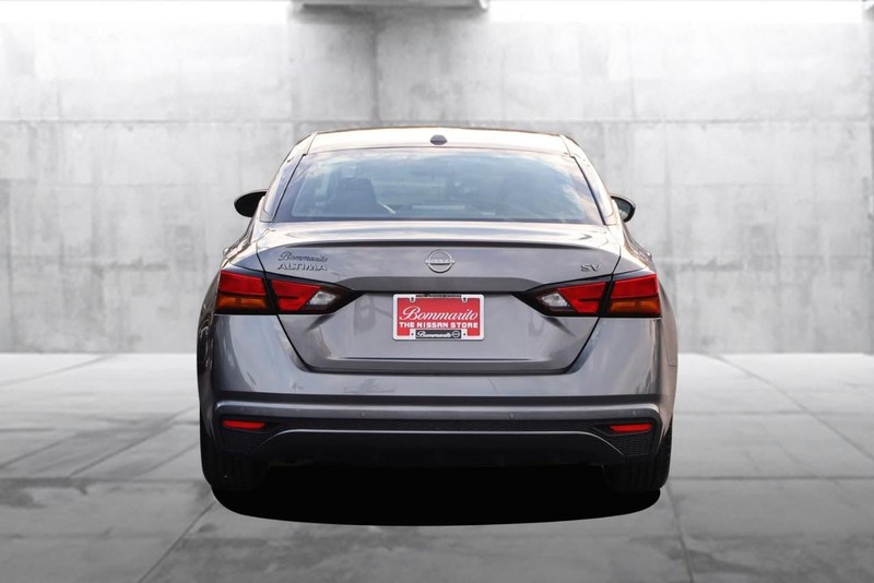 Nissan Altima Vehicle Full-screen Gallery Image 6