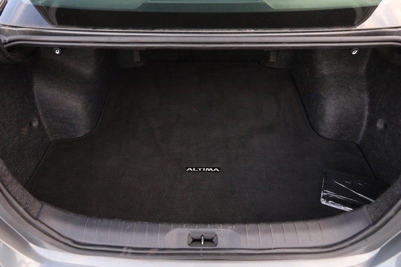 Nissan Altima Vehicle Full-screen Gallery Image 7