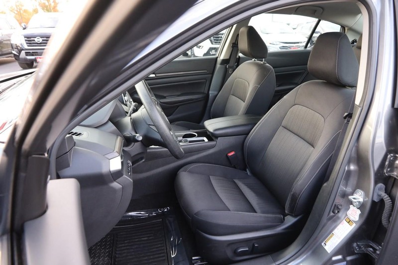 Nissan Altima Vehicle Full-screen Gallery Image 8