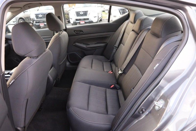 Nissan Altima Vehicle Full-screen Gallery Image 9