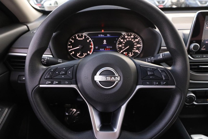 Nissan Altima Vehicle Full-screen Gallery Image 10