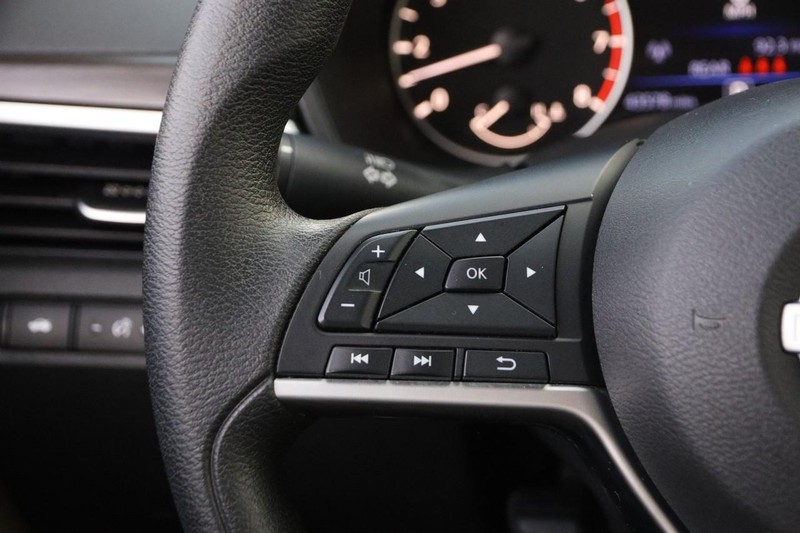 Nissan Altima Vehicle Full-screen Gallery Image 11