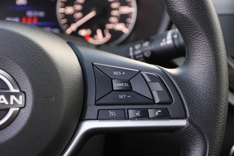 Nissan Altima Vehicle Full-screen Gallery Image 12