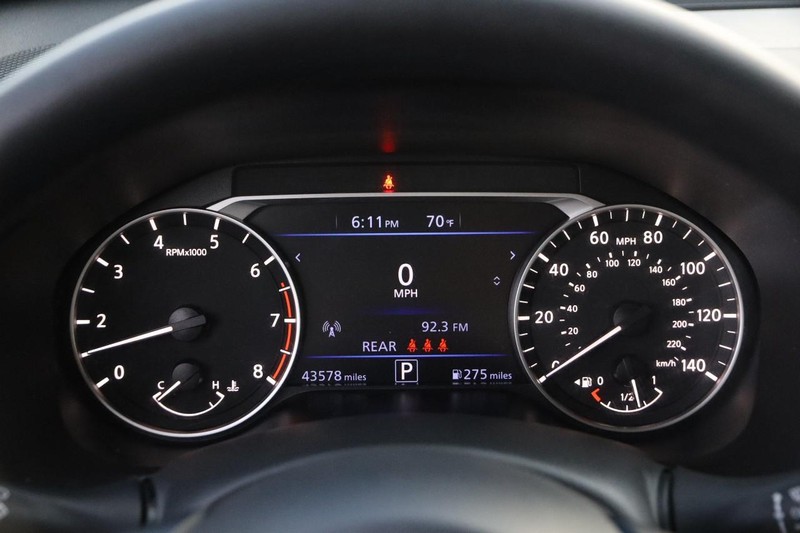 Nissan Altima Vehicle Full-screen Gallery Image 13