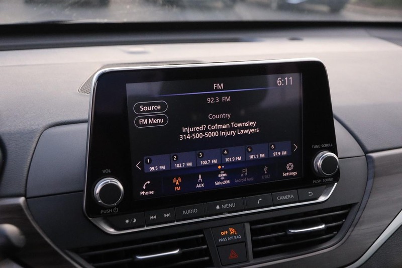 Nissan Altima Vehicle Full-screen Gallery Image 15