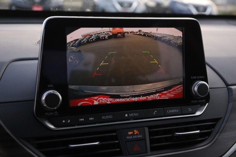 Nissan Altima Vehicle Full-screen Gallery Image 16