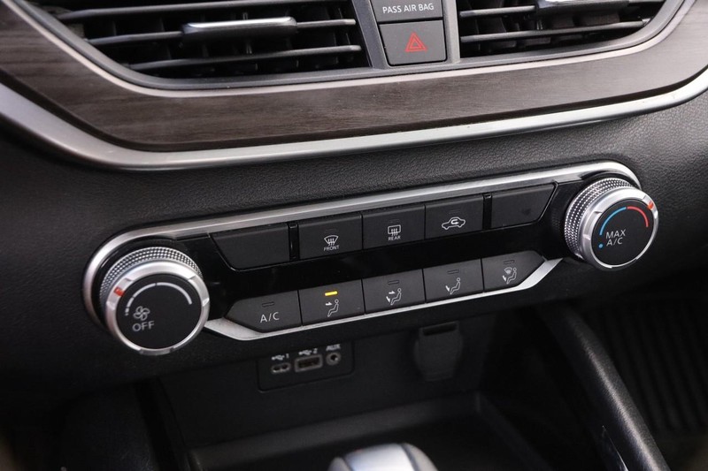 Nissan Altima Vehicle Full-screen Gallery Image 17