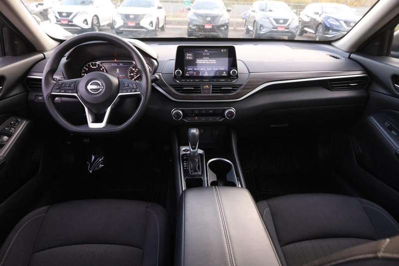 Nissan Altima Vehicle Full-screen Gallery Image 19