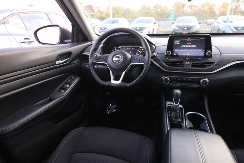 Nissan Altima Vehicle Full-screen Gallery Image 20