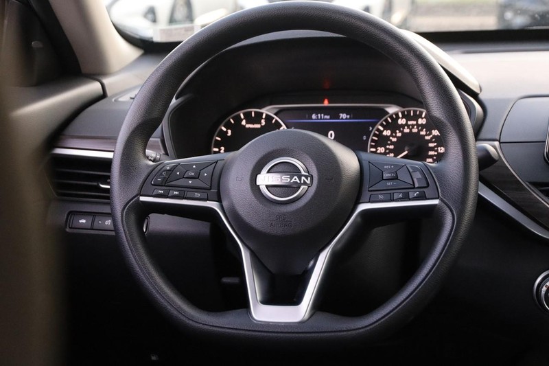 Nissan Altima Vehicle Full-screen Gallery Image 21