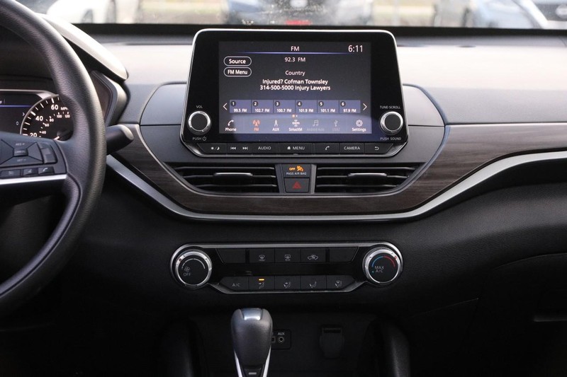 Nissan Altima Vehicle Full-screen Gallery Image 22