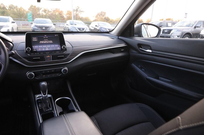 Nissan Altima Vehicle Full-screen Gallery Image 23