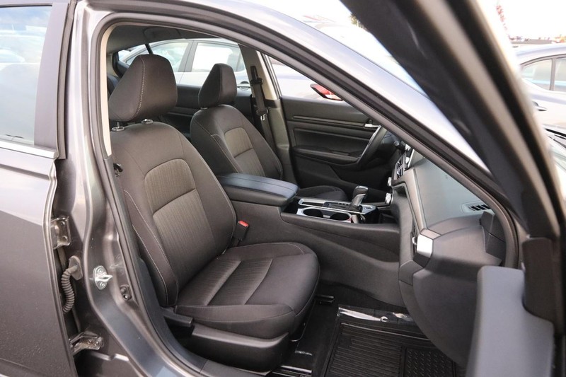 Nissan Altima Vehicle Full-screen Gallery Image 24