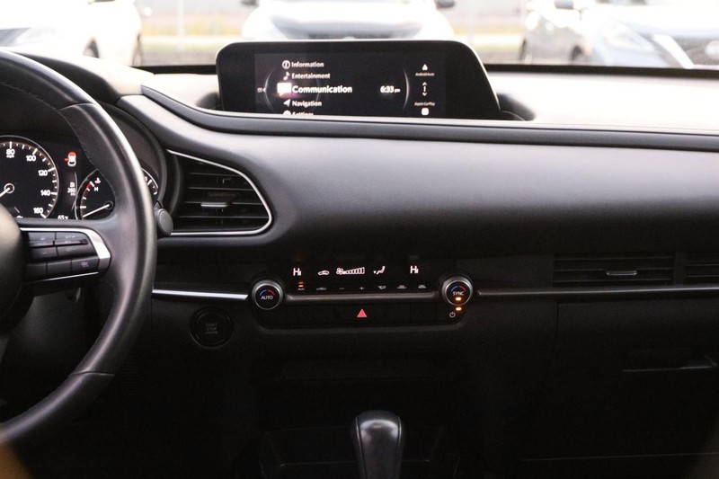 Mazda CX-30 Vehicle Full-screen Gallery Image 23