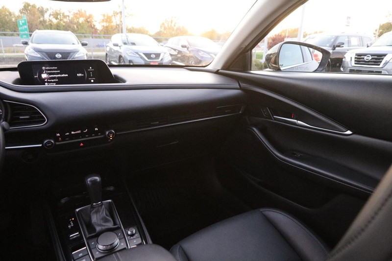 Mazda CX-30 Vehicle Full-screen Gallery Image 24