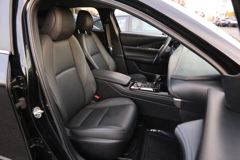 Mazda CX-30 Vehicle Full-screen Gallery Image 25