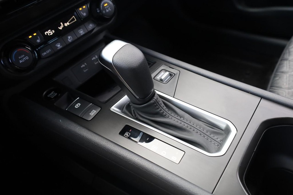 Nissan Kicks Vehicle Image 18