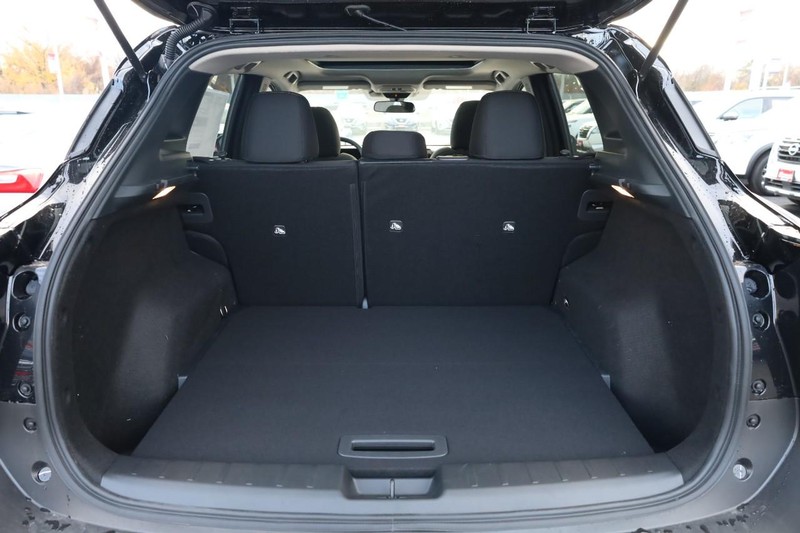 Nissan Kicks Vehicle Full-screen Gallery Image 7