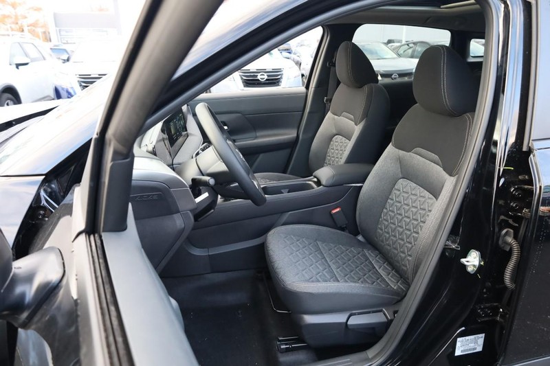 Nissan Kicks Vehicle Full-screen Gallery Image 10