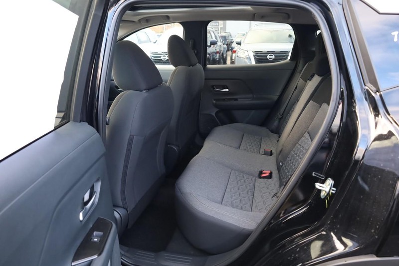 Nissan Kicks Vehicle Full-screen Gallery Image 24