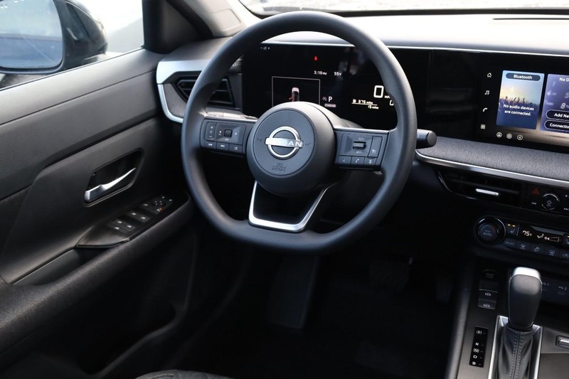 Nissan Kicks Vehicle Full-screen Gallery Image 25