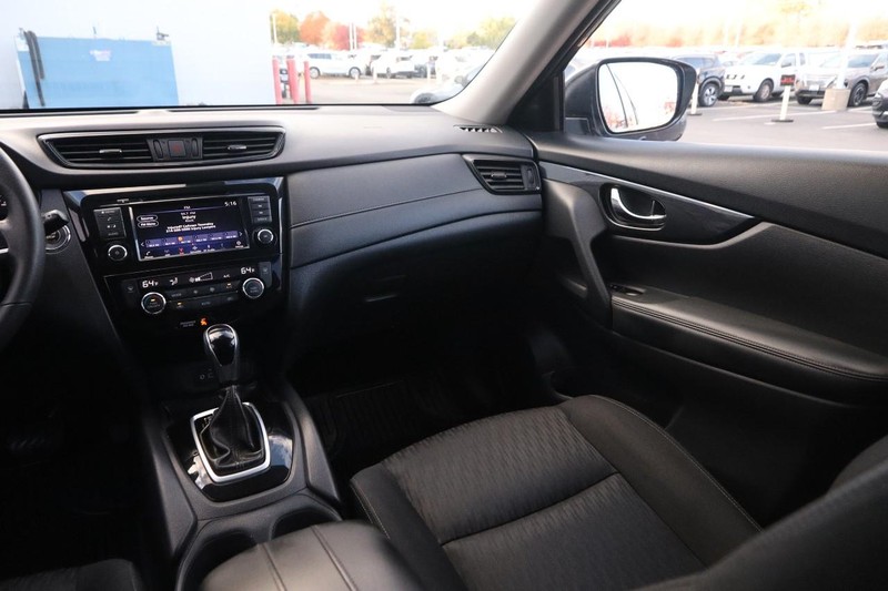 Nissan Rogue Vehicle Image 25