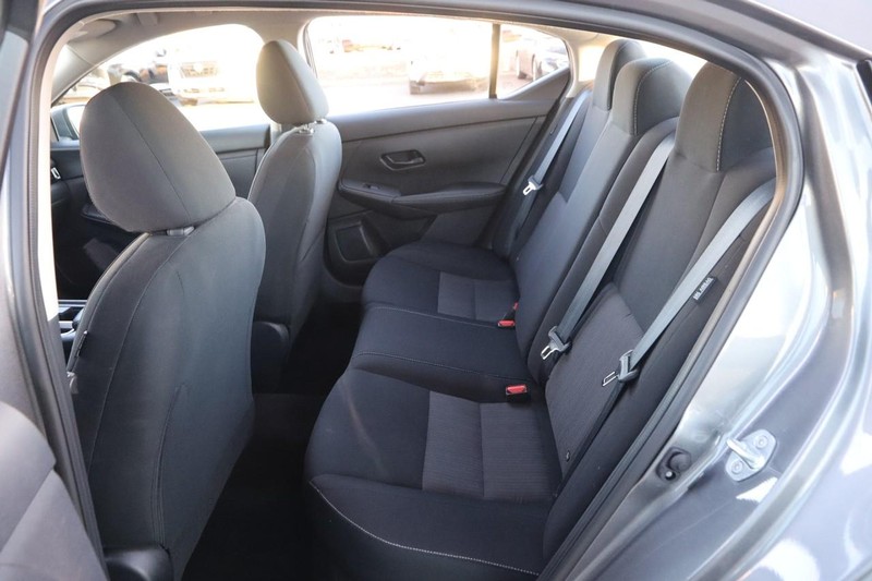 Nissan Sentra Vehicle Image 09