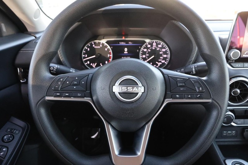 Nissan Sentra Vehicle Image 10