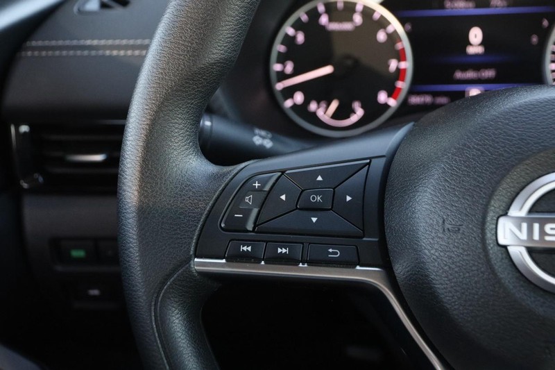 Nissan Sentra Vehicle Image 11