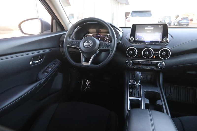 Nissan Sentra Vehicle Image 21