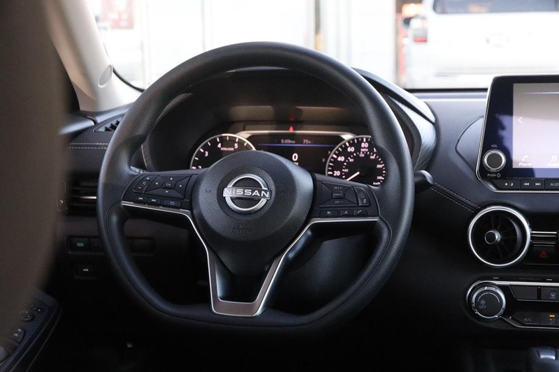 Nissan Sentra Vehicle Image 22