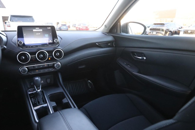 Nissan Sentra Vehicle Image 24