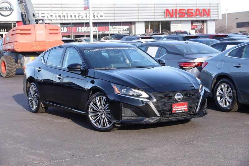 Nissan Altima Vehicle Image 02