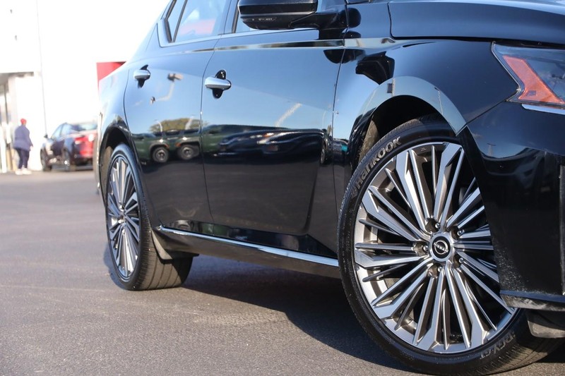 Nissan Altima Vehicle Image 04