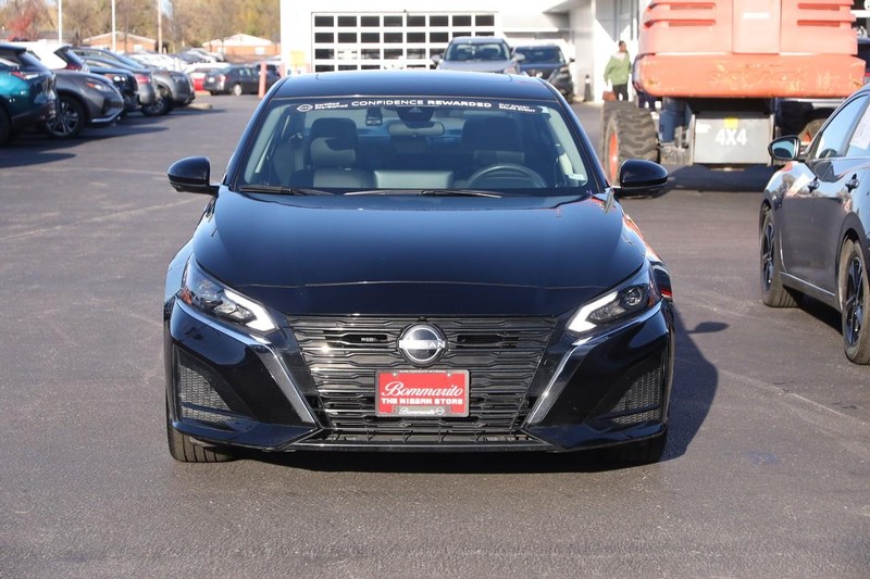 Nissan Altima Vehicle Image 05