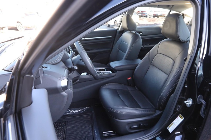 Nissan Altima Vehicle Image 10